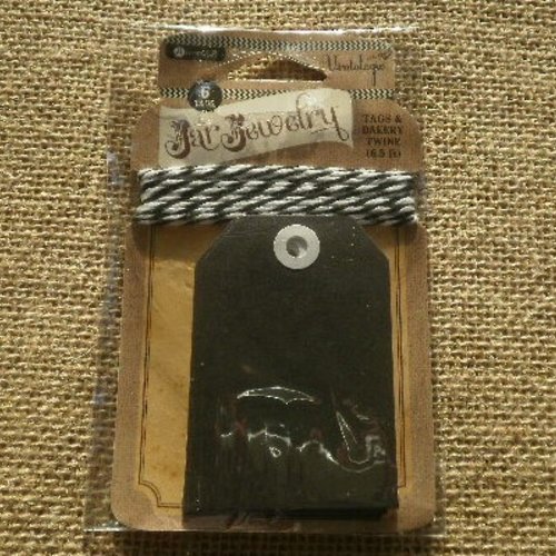 Sachet de 6 étiquettes tags  + ficelle ,  coloris noir et blanc   , taille  6,5 x 4,2 cm