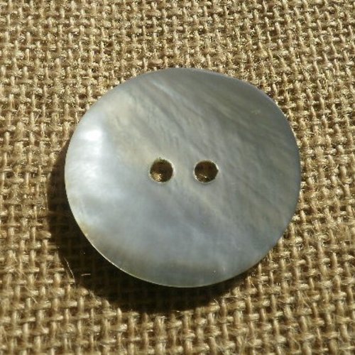 Gros bouton rond à deux trous  en nacre , coloris gris  , diamètre 4 cm