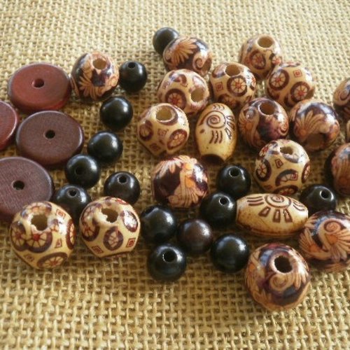 Assortiment de 40 perles rondes et pastilles en bois , coloris beige , marron et prune
