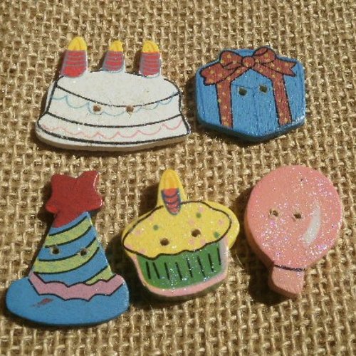 Lot de 5 boutons  "anniversaire"  en bois  , coloris multicolore et tailles différentes