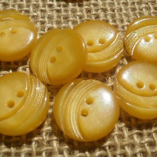 Lot de 8 boutons ronds à deux trous en plastique , coloris jaune  , diamètre 15 mm