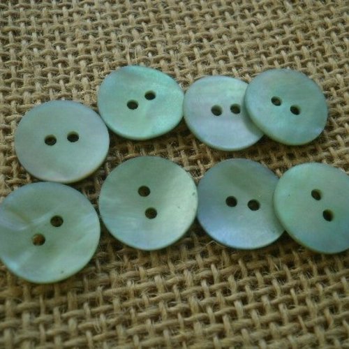 Lot de 2 boutons  ronds à deux trous  en nacre , coloris vert pale mat  , diamètre  15 mm