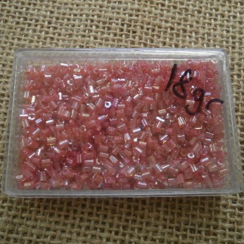 Boite de 18 grammes de perles de rocailles minis tubes , taille 2 x 3 mm  , coloris rose corail