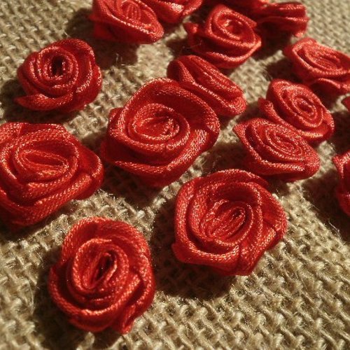 Lot de 16 roses en tissu , coloris rouge , taille environ 2 cm