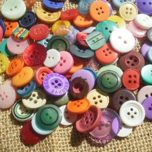 Lot (12) de 100 petits boutons en plastique  , coloris variés