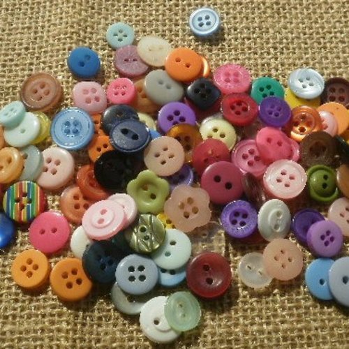 Lot (13) de 100 petits boutons en plastique  , coloris et modèles variés