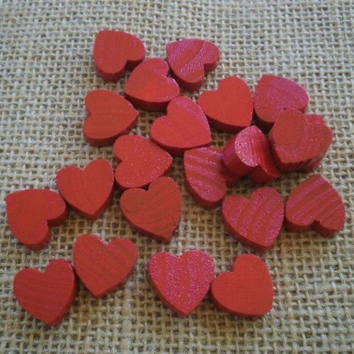 Lot de 20 coeurs en bois  , coloris rouge  ,  taille 1,5 cm