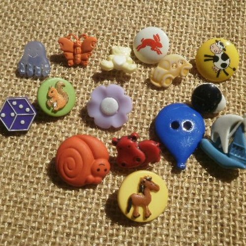 Sachet (2) de 15 boutons en plastique , fantaisie "enfant"  , différentes tailles  , modèles et coloris
