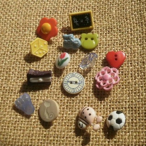 Sachet (5) de 15 boutons en plastique , fantaisie "enfant"  , différentes tailles  , modèles et coloris