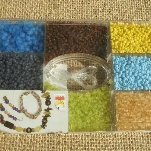 Coffret de 8 coloris de perles de rocailles  , différentes tailles et coloris