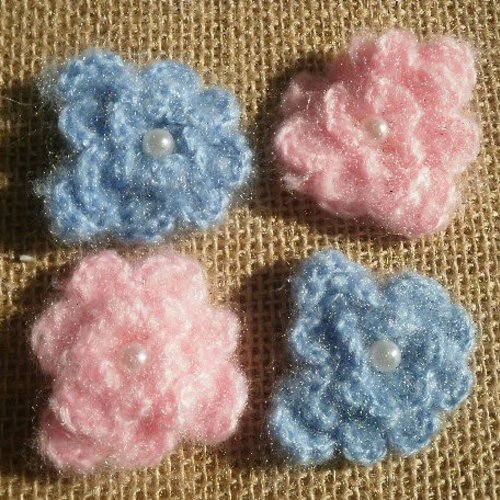 Lot de 4 fleurs en laine au crochet , coloris rose et bleu  , taille 4,5 cm