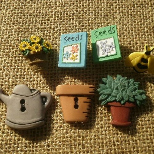 Sachet assortiment de 7 boutons en plastique thème "jardin" , différentes tailles  , modèles et coloris