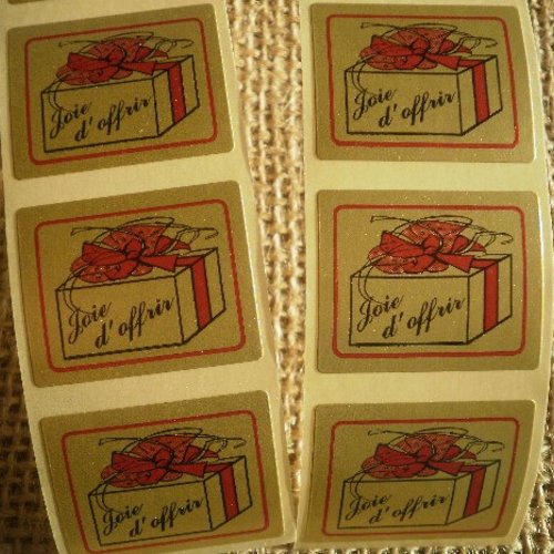 Lot de 70 stickers "joie d'offrir"  , coloris doré , motif cadeau rouge et noir , taille 2,5 x 2 cm