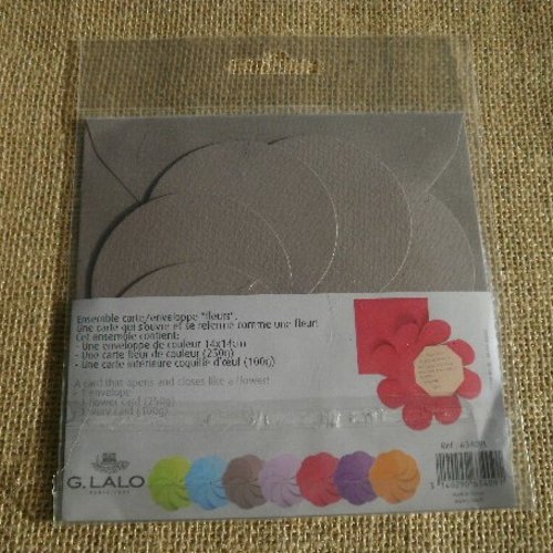 Carte fleur + enveloppe , coloris taupe , taille 13 cm