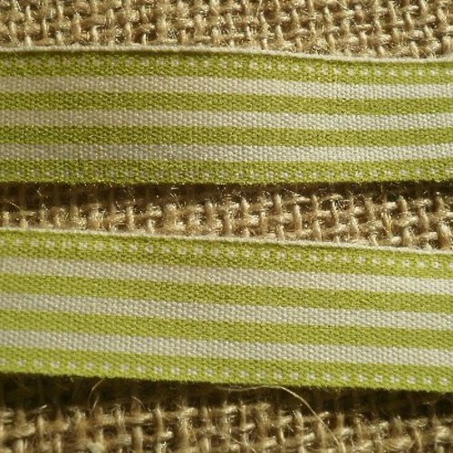 Deux mètres de ruban en coton , coloris écru à rayures vertes , largeur 15 mm
