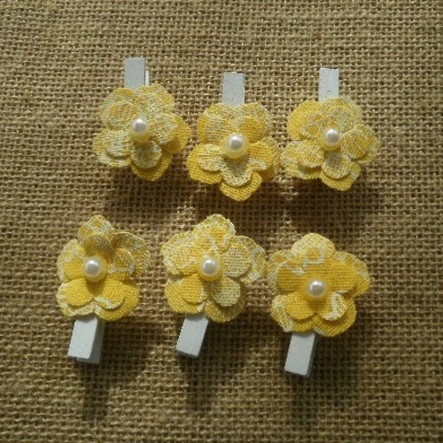 Lot de 6 pinces en bois avec des fleurs en lin  , coloris jaune imprimé dentelle blanc