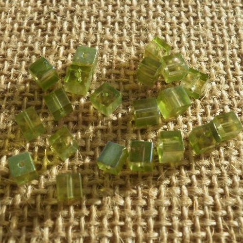 Lot de 20 perles carrées en verre  semi transparent  , coloris vert clair , taille 4 mm