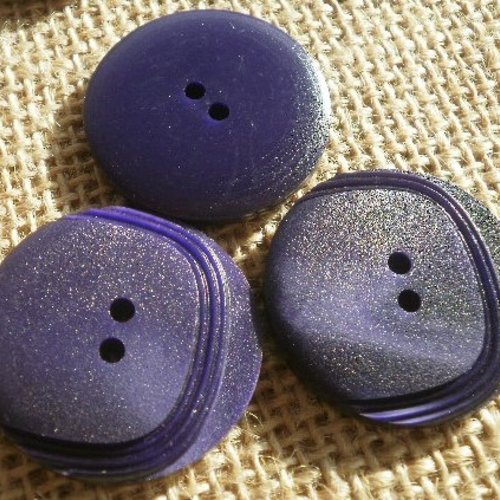 Lot de 2 boutons ronds en plastique , coloris  violet , diamètre 28 mm