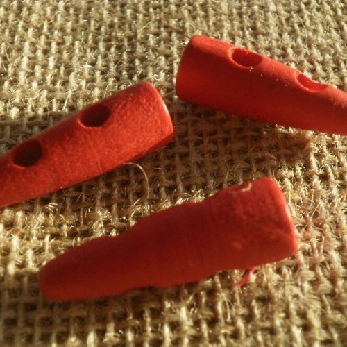 Boutons triangulaires x 3 en bois , coloris rouge , taille 3 x 1,1 cm
