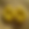 Lot de 2 boutons ronds à quatre trous  en bois peint , coloris jaune ,  diamètre 4 cm