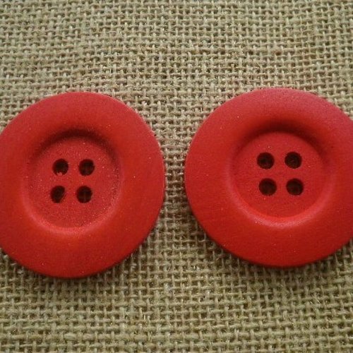 Lot de 2 boutons ronds à quatre trous  en bois peint , coloris rouge , diamètre 5 cm