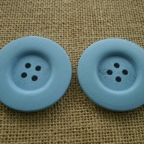 Lot de 2 boutons ronds à quatre trous en bois peint , coloris bleu , diamètre 6 cm