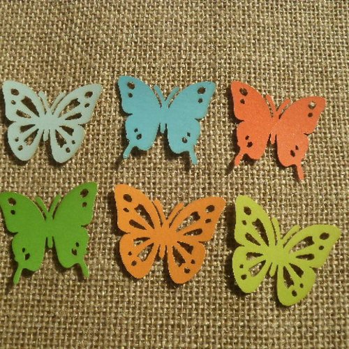 Lot de 18 embellissements papillons en carton fin , coloris multicolore , taille 4 cm