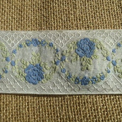 Ruban en coton , coloris  blanc , motifs roses bleues brodées  , largeur  5 cm