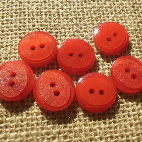 Lot de 7 boutons ronds à deux trous en plastique  , coloris rouge , diamètre 18 mm