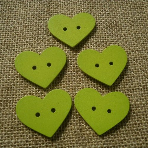 Lot de 5 coeurs "boutons" en bois , coloris vert , taille 4 x 3,5 cm