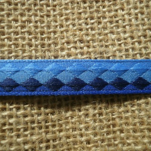 Deux mètres de ruban , coloris bleu , motifs losanges  , largeur 11 mm