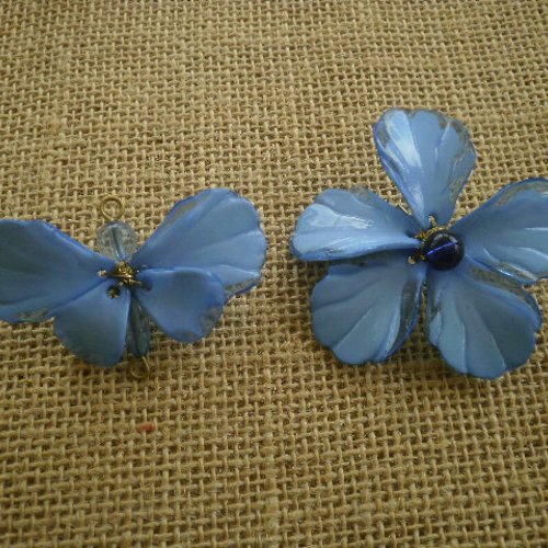 Lot de 2 broches en plastique , fleur et papillon , coloris bleu ,  taille 5,5 et 6 cm