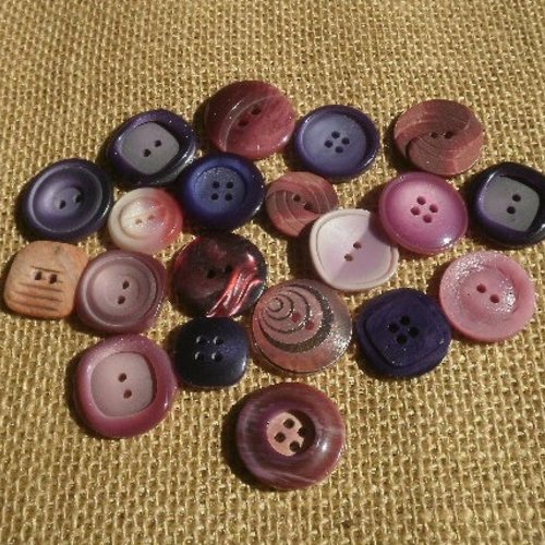 Lot (1) de 20 boutons différents en plastique , coloris rose  et violet , tailles diverses
