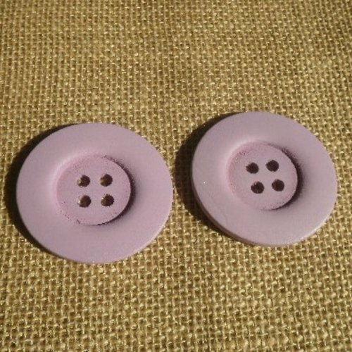 Lot de 2 boutons ronds à quatre trous en bois peint , coloris mauve , diamètre 5 cm