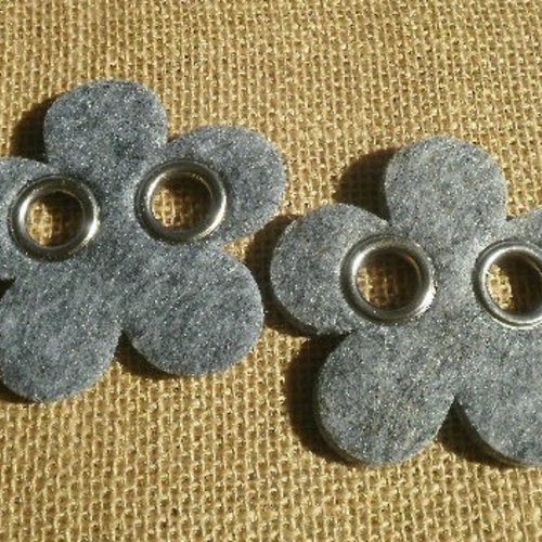 Lot de 2 fleurs "boutons" en feutrine  , coloris gris , taille 7,2 cm
