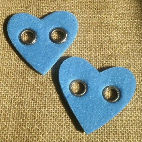 Lot de 2 coeurs "boutons" en feutrine  , coloris bleu , taille 7,2 cm