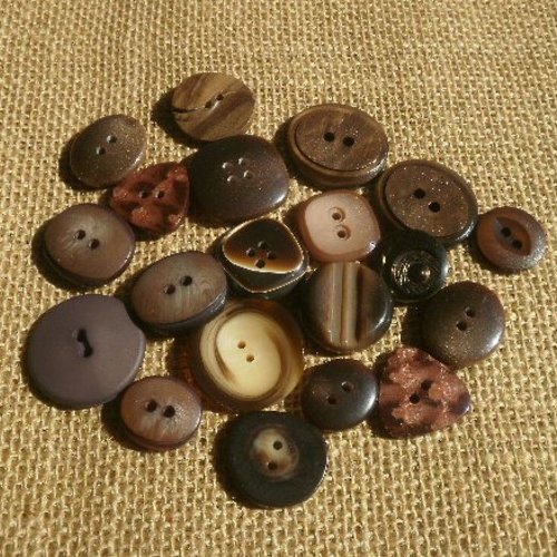Lot (2) de 20 boutons différents en plastique , coloris marron , tailles diverses