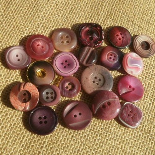 Lot (3) de 20 boutons différents en plastique , coloris vieux rose et bordeaux , tailles diverses