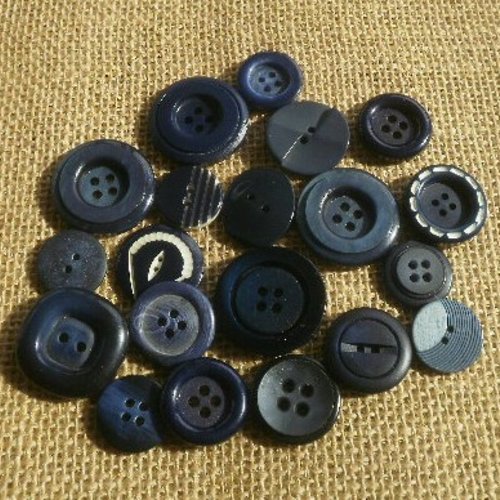 Lot (4) de 20 boutons différents en plastique , coloris bleu foncé , tailles diverses