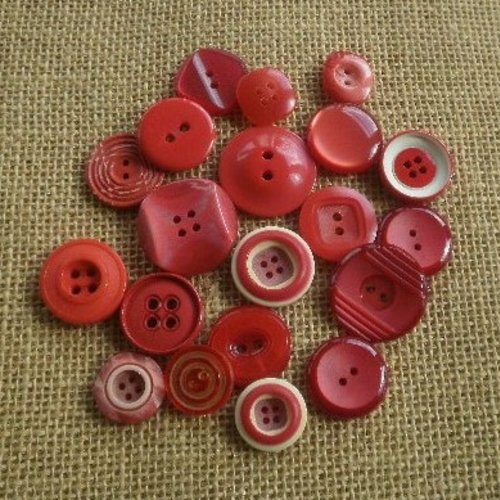 Lot (5) de 20 boutons différents en plastique , coloris rouge , tailles diverses