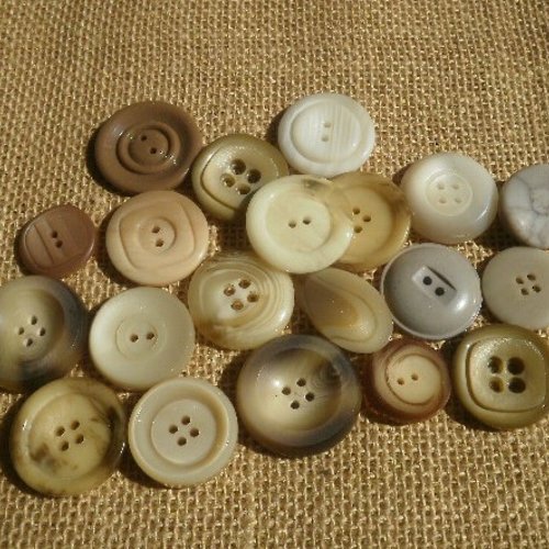 Lot (6) de 20 boutons différents en plastique , coloris écru et beige , tailles diverses