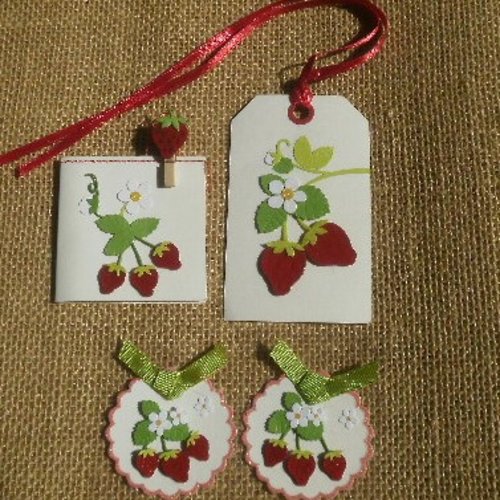 Lot de 4 embellissements  motifs fraises ,  coloris  blanc , vert et rouge   , différentes tailles