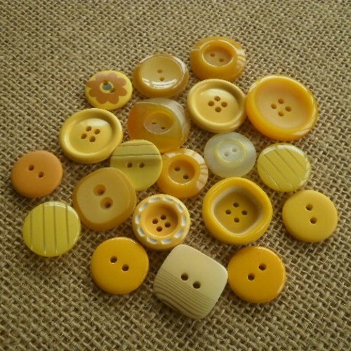 Lot (7) de 20 boutons différents en plastique , coloris jaune , tailles diverses