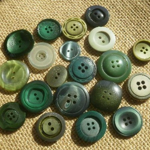 Lot (8) de 20 boutons différents en plastique , coloris vert , tailles diverses