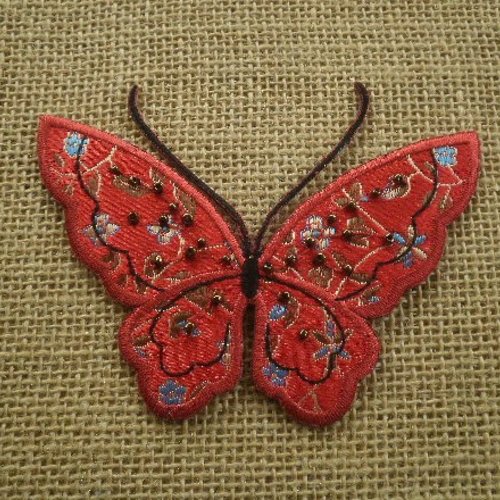 Application "papillon" thermocollante , coloris rouge brodée de perles , taille 10,5 x 8 cm