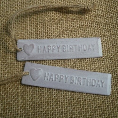 Lot de 2 embellissements "happy birthday" rectangulaire en métal , coloris blanc et taupe , taille 8,5 x 2,1 cm