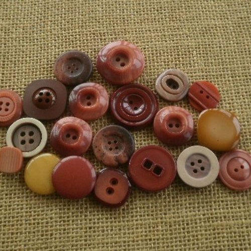Lot (12) de 20 boutons différents en plastique , coloris brique , tailles diverses