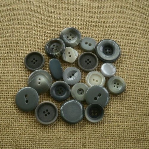 Lot (13) de 20 boutons différents en plastique , coloris gris , tailles diverses