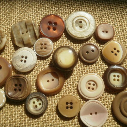 Lot (14) de 20 boutons différents en plastique , coloris beige et marron , tailles diverses