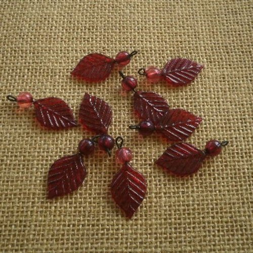Lot de 9 breloques feuilles et perles rondes en plastique  , coloris rouge foncé , taille 4 x 1,6 cm